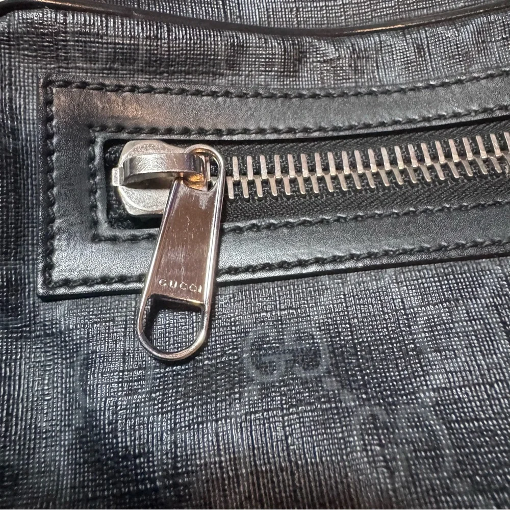 Gucci GG Supreme body bag in black with a red and blue web strap - Picture 10 of 16